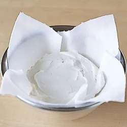 生クリームと合わせたら、再びざるにのせて丸い形に固める。