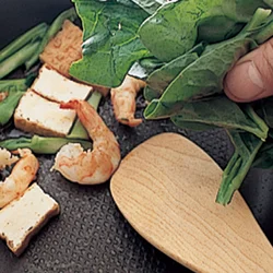 茎を先に炒め、火の通りやすい葉はあとから加える。食感を残すため、加熱しすぎないよう注意。