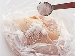 砂糖には保湿効果があるので、とり肉の下味に砂糖を加えることで、パサつかずに仕上がる。
