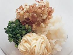 みょうがや甘酢らっきょうなど、和風の薬味でさっぱりしたタルタルソースに。