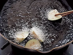 なすはとり肉を揚げる前に素揚げしてつけ合わせに。