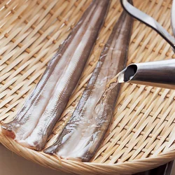 あなごは熱湯をかけて生臭さを取る