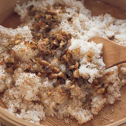 あなごは半量をご飯に混ぜて味をなじませる