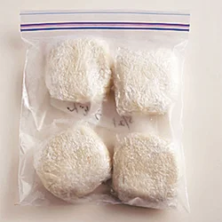 4等分にして丸めたら、ラップで包、冷凍用保存袋に入れて、冷凍庫で1ヶ月ほど保存できる。解凍は自然解凍で。