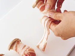 豚肉はエリンギの軸全体にくるくると巻きつけて。ようじで留めなくても、煮ると肉が固まって自然に留まる。