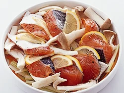 エリンギ、にんじん、セロリを広げ、その上に鮭、レモンを交互に並べていく。ラップをかけてレンジ加熱する。