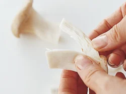 エリンギは手で裂くと、味がからみやすく、さらに歯ざわりもよくなる。