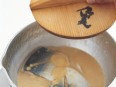 みそは煮汁で溶きのばしてから加えると、全体になじみやすい。