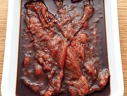 肉をたれに漬ける