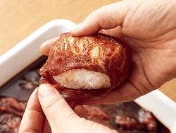 おむすびに肉を巻く