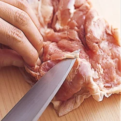 白い筋を包丁の刃先で切る。数カ所筋を切っておくと、肉を焼いたときに身が縮みにくくなる。