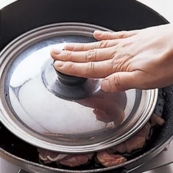 肉に火が通ってくると丸まるので、鍋のふたなどで押さえつけて、皮目にまんべんなく焼き色をつける。