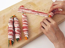 薄切り肉は端から斜めにくるくると巻いていき、全体に巻きつける。