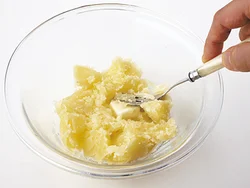 じゃがいもは電子レンジ加熱したら、熱いうちに皮をむき、つぶす。バターもその余熱で溶かしながら混ぜる。