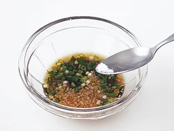 たれにはほんの少し砂糖を入れて味をまとめる。砂糖が溶けるまで混ぜる。