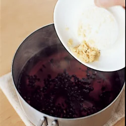 麦茶を煮出してから、おろししょうがを加えて風味を生かす。