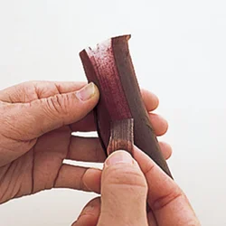 皮が残ると口当たりが悪くなるので、皮を残さないように切り口の両側からむく。
