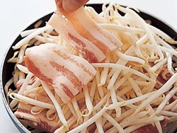 小さめのフライパンに重ねると、厚みが出てボリューム感のある仕上がりになる。