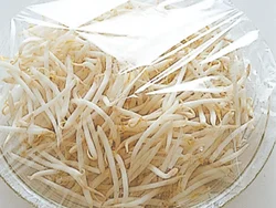 もやしは電子レンジで加熱しておくと、余分な水分が出るのでかさが減り、１袋でも扱いやすくなる。