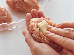 チーズを折りたたんで押し込む。チーズが隠れるようにしっかり包んで。