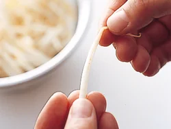もやしはひげ根を除くと食感がよくなる。洗う前にひげ根を除くと、ひげ根が手にくっつかずに除きやすい。