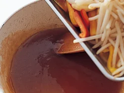 豚肉は揚げ焼きにし、野菜はさっと炒めて取り出しておく。甘酢あんを作ったところに戻し入れると、水っぽくならない。