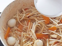 汁が煮立っているところに水溶き片栗粉を加えてとろみをつけ、あんにする。