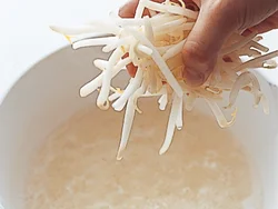 だし汁に調味料を加えて煮立たせたところに、もやしを加えてさっと煮る。