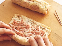 もやしを混ぜたひき肉だねを、油揚げの向こう側を少しあけてのせて巻くと、ようじで留めやすい。