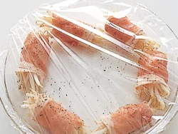 もやしを豚肉で巻いて、耐熱皿に並べる。まん中をあけるようにすると均一に加熱される。