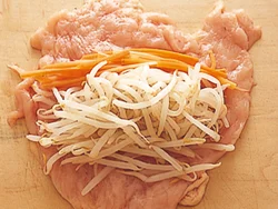 皮目を下にして、もやしとにんじんをのせて巻く。