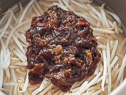 もやしは生のまま、しっかりと味をつけた牛肉をのせて、そのまま炊く。