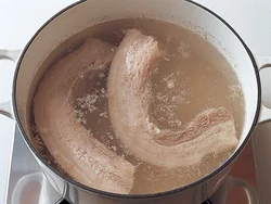 豚肉は汚れやアクを除くために、初めにゆでこぼす。こうすると臭みが消え、煮るときにアクを取る必要もない。