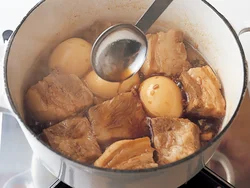 煮たあと粗熱がとれるまでおくことで、肉が煮汁を含み、ジューシーでやわらかくなる。
