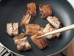 豚肉は弱火で表面をじっくり焼くと、外はカリッとこうばしく、中はトロリとする。