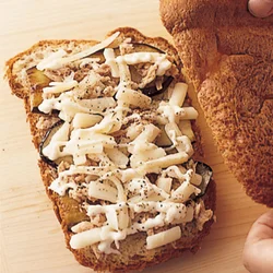 側面の耳を使ってサンドイッチにする。バターを多く含んでいるので、フライパンで焼くとサクサクになる。