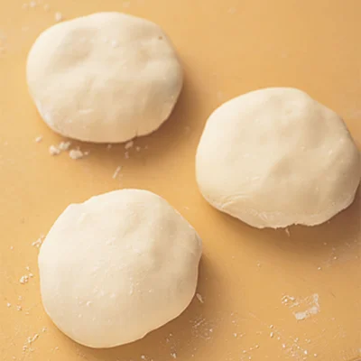 あんを包んでからも冷凍できる。ラップで包み、冷凍庫で1カ月ほど保存できる。ラップをはずしてから自然解凍し、半解凍くらいの状態から焼き始めて。汁が出やすいあんは、解凍時に生地が破れるので注意。