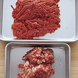 ひき肉は、口あたりのよい赤身200gとジューシーさのもとになる脂の多い部分100gを混ぜるのが理想。