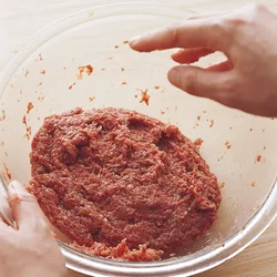 たたきつけて肉の弾力を引き出す