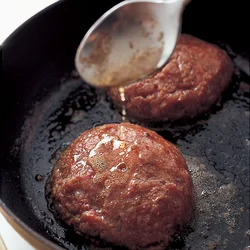 油をかけながら焼くと肉がやせず、ジューシーに