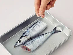 高い位置からふると、まんべんなくふれる