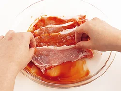 豚肉にケチャップとしょうゆをからめてしばらくおくと、しっかり下味がつき、うまみもアップする。