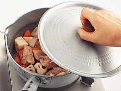 れんこんを加えたあと、ふたをして蒸し煮にすると、大きめのとり肉にもしっかり火が通る。