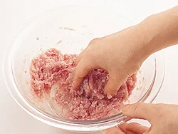 ボウルにひき肉と調味料を入れてしっかり練り混ぜると、粘りが出て、煮込んだときに形がくずれにくい。