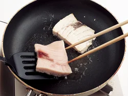 かじきは煮る前にさっと焼くと、臭みが出ず、うまみが閉じ込められる。