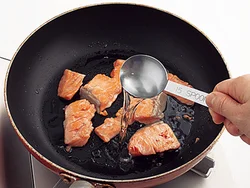 鮭は両面焼いて酒をふると、ふんわりとやわらかく仕上がり、全体に味がなじみやすくなる。