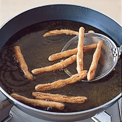 揚げると生地に割れ目ができ、割れ目も茶色くなったら揚げ上がり。