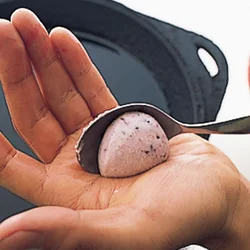 手のひらにサラダ油をつけ、スプーンですくって転がすようにすると丸めやすい。