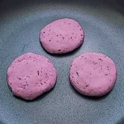 フライパンに油をひかずに焼くと、カリッとしたきれいな焼き色がつく。