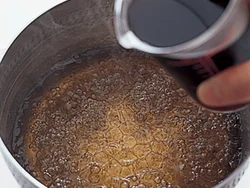酒、みりんを煮立たせアルコール分をとばし、しょうゆを加えて約１分煮るだけ。